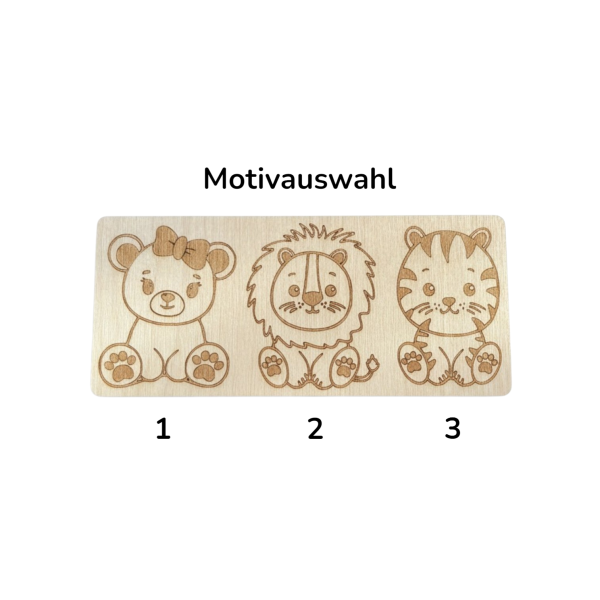 Quadratische Holzkarte aus Birkensperrholz mit herausnehmbarem Tiermotiv und individueller Namensgravur